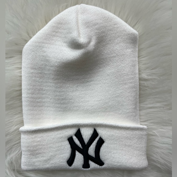 NWOT New York Yankees Unisex White Beanie Cuff Winter Warm Hat - Picture 1 of 6